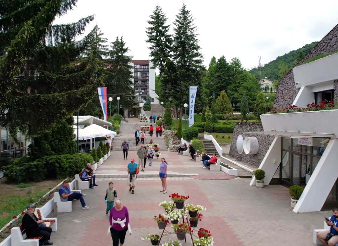 prikaz ljudi koji šetaju po prolom banji